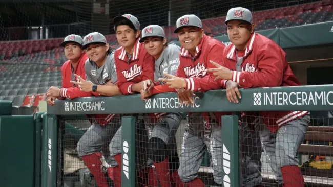 El bullpen de los rojos celebrando la victoria momentánea