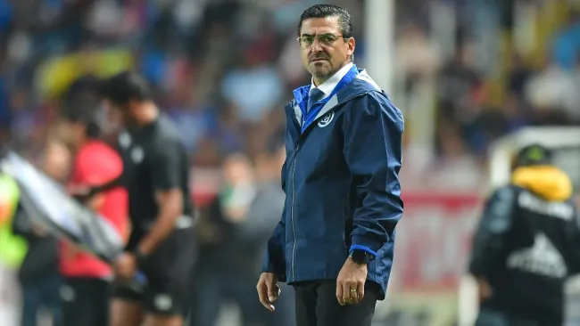 Joaquín Moreno dirigiendo al Cruz Azul 