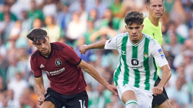 Real Betis y Sparta Praha disputando el balón