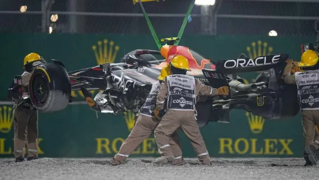 ¡De mal en peor! Checo Pérez quedó fuera de la carrera Sprint tras un choque con Ocon