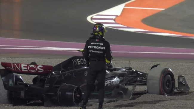 Hamilton tras quedar fuera de la carrera
