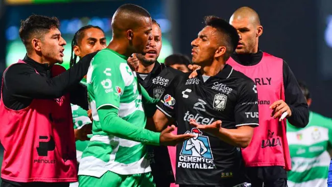 ¡Se armó la bronca! Santos y León terminaron el medio tiempo en una pelea