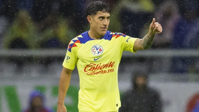 Zendejas en un partido de América