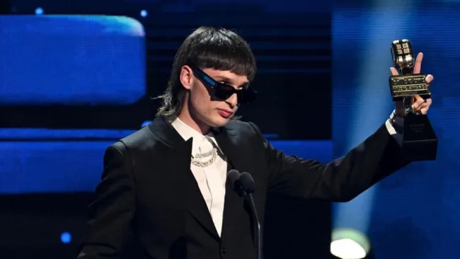 Peso Pluma en ceremonia de premiación 