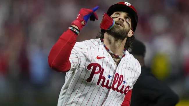 Bryce Harper bateó dos cuadrangulares y los Phillies están a un juego de la Serie de Campeonato