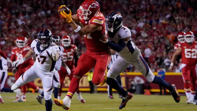 ¡Sigue el efecto ‘Swiftie’! Travis Kelce comanda a los Chiefs a victoria sobre Broncos