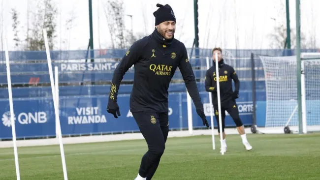 Neymar entrenando con el PSG 