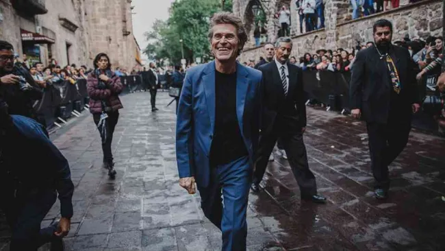 Willem Dafoe fue vitoreado en la alfombra roja del Festival Internacional de Cine de Morelia