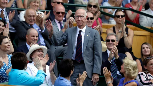 Manchester City se disculpa con familiares de Bobby Charlton por cánticos ofensivos