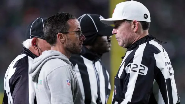 Aficionados de Dolphins 'explotan' contra árbitros por falta de castigos contra Eagles