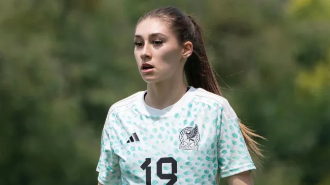 La futbolista mexicana cuenta con 18 años de edad 
