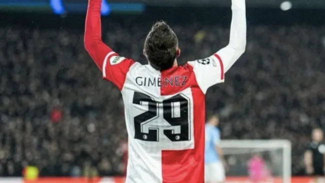 Giménez celebrando uno de sus goles en Champions