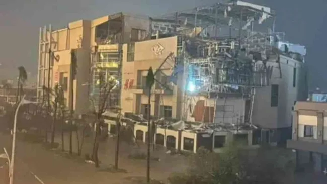 Huracán destruye fachada de centro comercial en Acapulco
