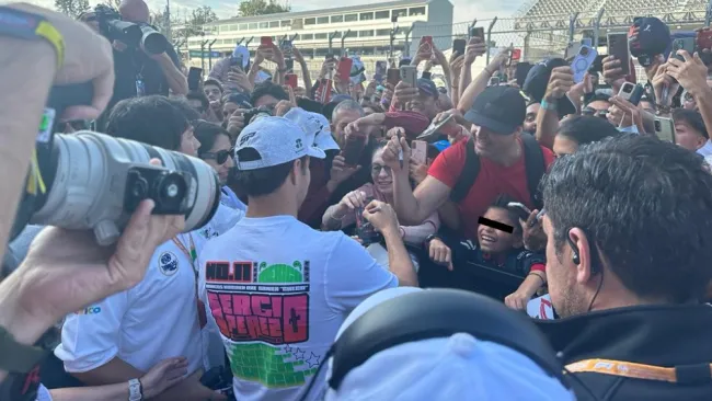 Checo Pérez atendiendo a la afición mexicana del GP de México