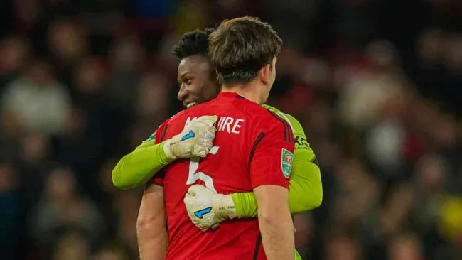 Futbolistas del Manchester United han estado jugando esta temporada con playeras réplicas
