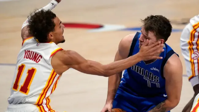 Trae Young evita el paso de Doncic en un duelo de 2021