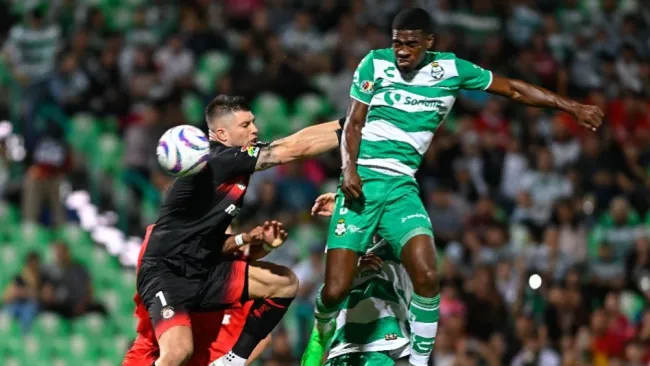 ¡Tremendo error! Tiago Volí 'regaló' el primer gol en el juego ante Santos