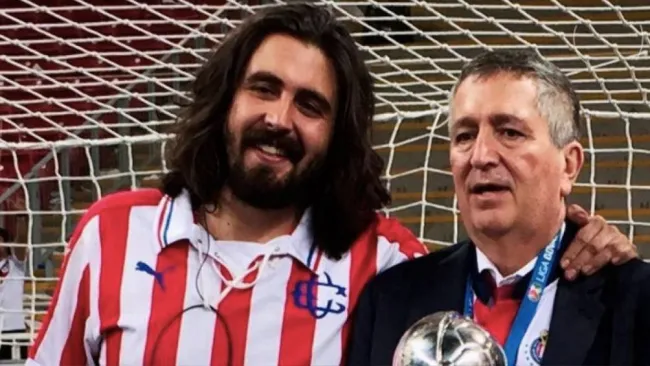 Amaury junto a su padre en el título más reciente de Chivas