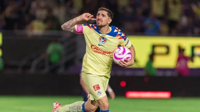 Diego Valdés celebrando su gol con el América 