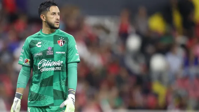 Aficionado le ruega de rodillas a Camilo Vargas que no deje al Atlas 