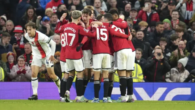 Manchester United celebra la victoria sobre el Luton Town
