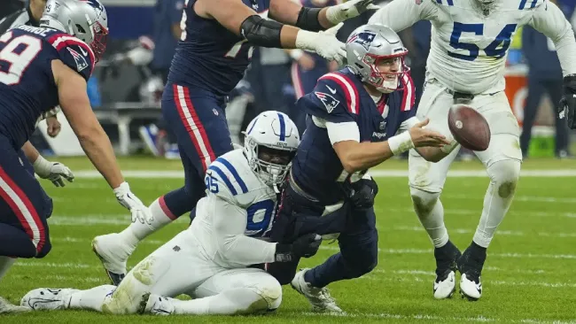 Mac Jones sufrió en Alemania, lo sacaron del juego y fue regañado