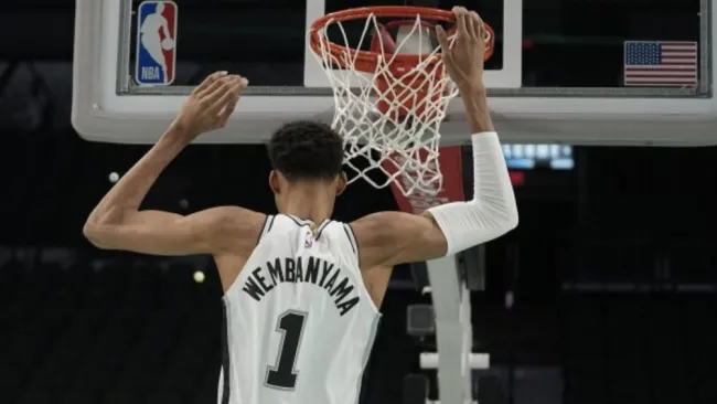 Wembanyama ventiló a su compañero de equipo