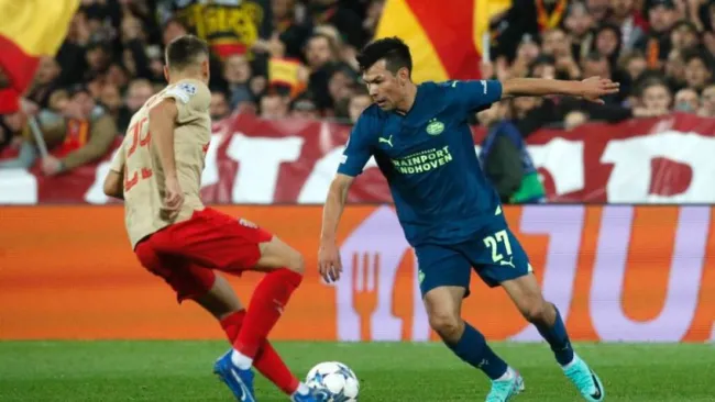 Hirving Lozano durante un partido con el PSV