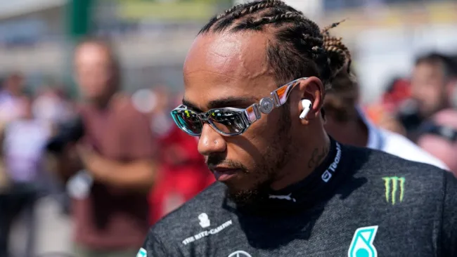 Lewis Hamilton 'tira la toalla' en la carrera con Checo por segundo lugar: 'Está muy lejos' 