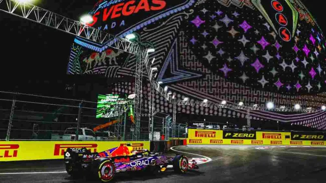  La chamarra que Checo Pérez usó en el GP de Las Vegas vale miles de dólares