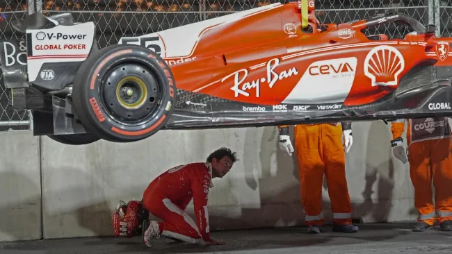 El piloto español de Ferrari revisa los daños de su SF-23, en Las Vegas