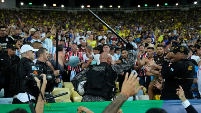 Pelea entre policía brasileña y afición argentina 