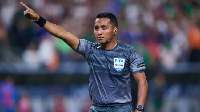 Prensa catracha llama 'ratero' al árbitro del México vs Honduras, Iván Barton