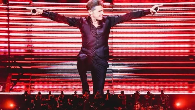 Durante su show en la Arena CDMX tocó 20 temas clásicos.