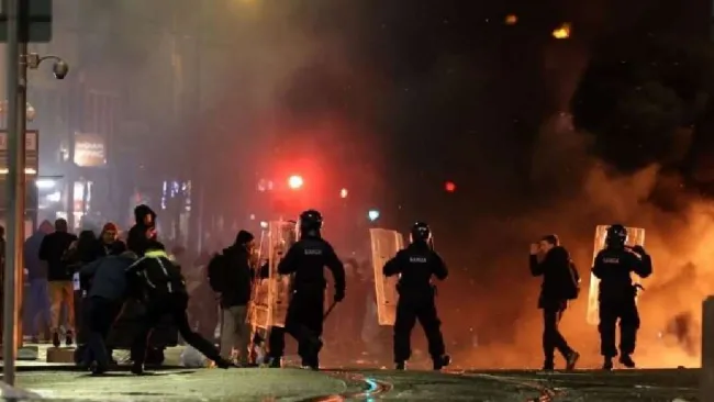 Irlandeses protestan contra inmigrantes luego de ataque que dejó tres niños lesionados