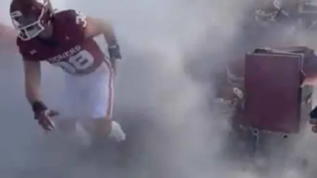 ¡Épico fracaso! Jugadores de Universidad de Oklahoma terminan en el suelo al entrar a la cancha