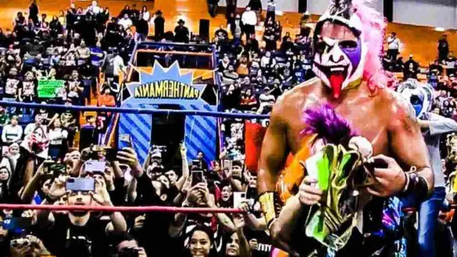 Pyscho Clown sigue invicto y le quitó su máscara a Estrellato