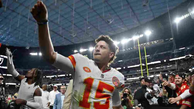 Patrick Mahomes regaló su guante a un joven aficionado mexicano