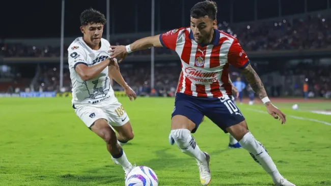 ¿Cómo le va a Pumas cuando enfrenta a Chivas en CU fuera de su 'horario estelar'?