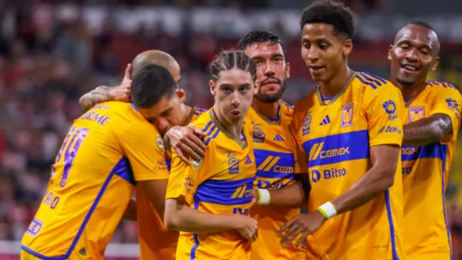 Jugadores de Tigres en festejo de gol