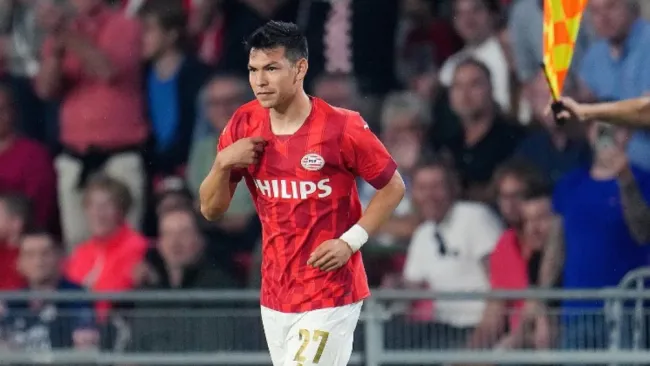 Hirving Lozano en un partido del PSV 