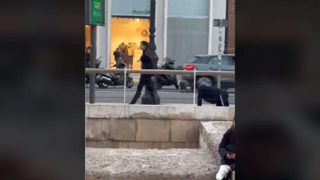 Mujer pasea a hombre como si fuera un perro