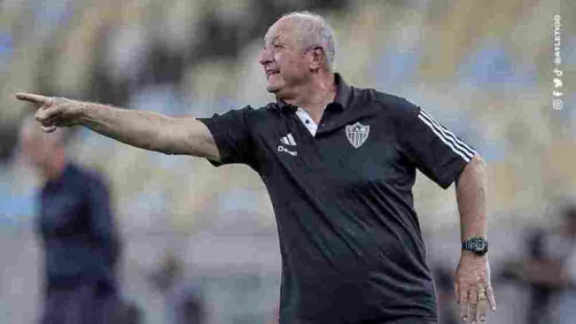 Luiz Felipe Scolari se cayó por celebrar el gol de Edenilson con el Atlético Mineiro