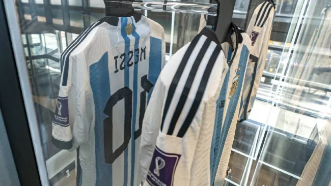Inicia subasta de las playeras que utilizó Messi en el Mundial y ya ofrecieron un dineral