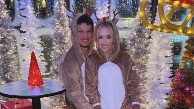 ¡Llegó Diciembre! Patrick Mahomes y su esposa lucen trajes de Navidad en plena cena