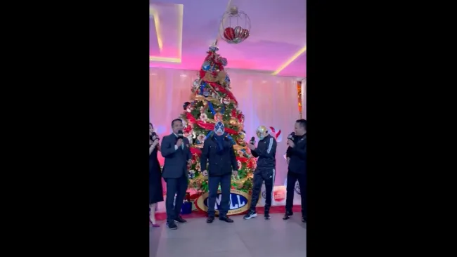 CMLL enciende su árbol de Navidad para celebrar las fiestas decembrinas
