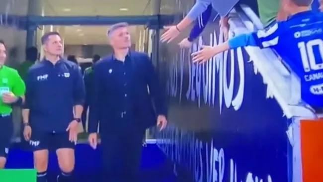 Tunden al ‘Tano’ Ortiz por negar saludo a aficionados de Rayados