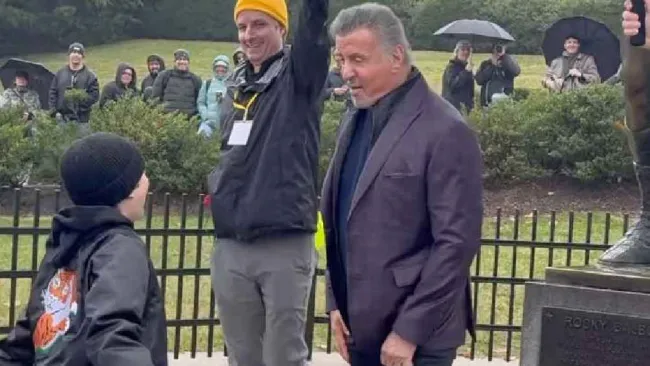 ¡Un verdadero ídolo! Sylvester Stallone revive icónica escena de Rocky con un joven fan