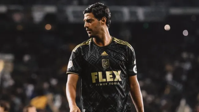 Carlos Vela se salva de ser expulsado en la Final entre Columbus Crew 