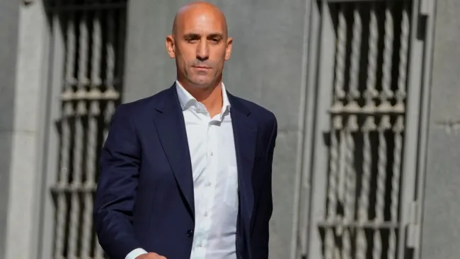 FIFA acusa que Luis Rubiales 'besó con fuerza' a jugadora inglesa en la Final del Mundial Femenil